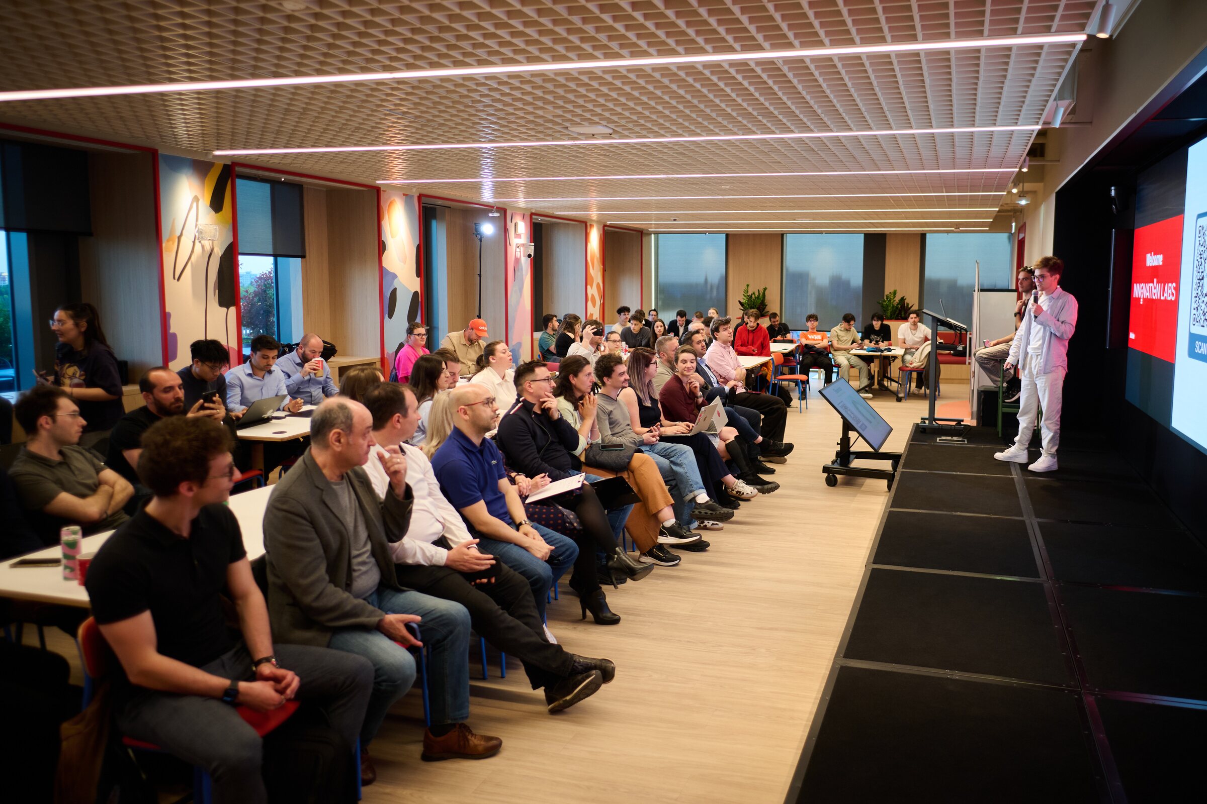 Wide view of the audience during the FlavoRotor pitch